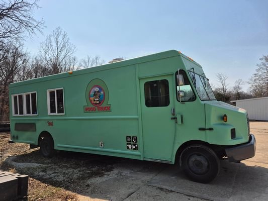 banner1 (21) Fully Equipped Turn Key Food Truck Frieghtliner/MT55/2002 - Image 1