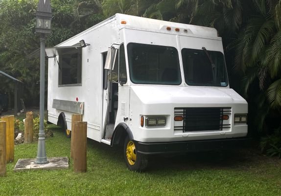 banner1 (30) 18-foot Chevrolet P30 Food Truck - Image 1